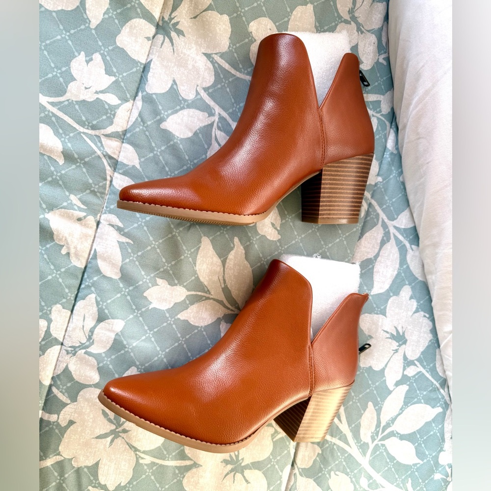 Sun + Stone Pointed Toe Booties, size 7